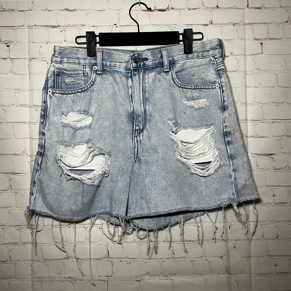 American Eagle Outfitters Mom Shorts Light Wash Distressed Denim Cutoff Size 8